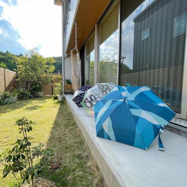 デザインだけじゃない！軽量＆コンパクトだから雨の日はもちろん、日差しの強い日にも持ち歩ける【インスタグラマーさんのものえらび】[PR]