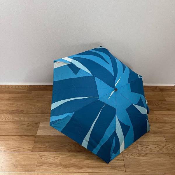 デザインだけじゃない！軽量＆コンパクトだから雨の日はもちろん、日差しの強い日にも持ち歩ける【インスタグラマーさんのものえらび】[PR]