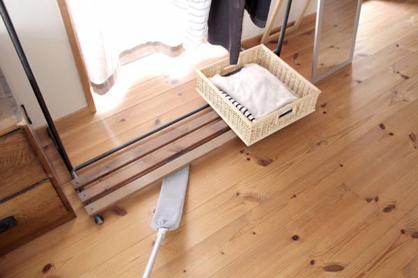 掃除機が入らないあの隙間に。「ブレイドモップ」で家中ごっそりホコリ掃除！[PR]