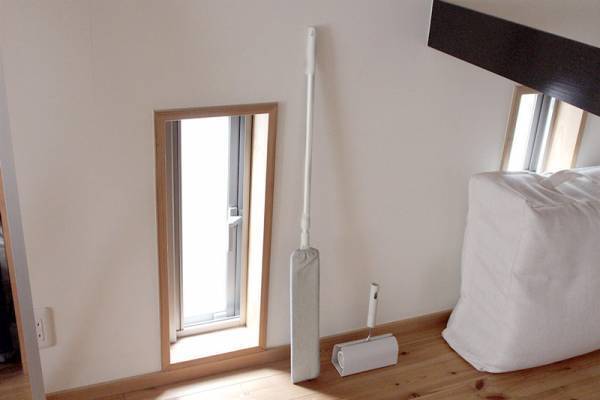 掃除機が入らないあの隙間に。「ブレイドモップ」で家中ごっそりホコリ掃除！[PR]