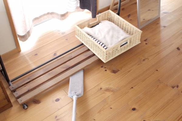 掃除機が入らないあの隙間に。「ブレイドモップ」で家中ごっそりホコリ掃除！[PR]