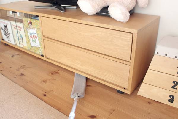 掃除機が入らないあの隙間に。「ブレイドモップ」で家中ごっそりホコリ掃除！[PR]