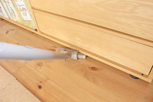 掃除機が入らないあの隙間に。「ブレイドモップ」で家中ごっそりホコリ掃除！[PR]