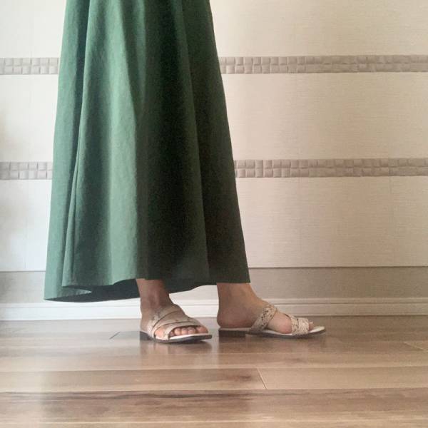 楽ちんワンピースの足元に女性らしさを ビーサン感覚で履ける綺麗めサンダル[PR]