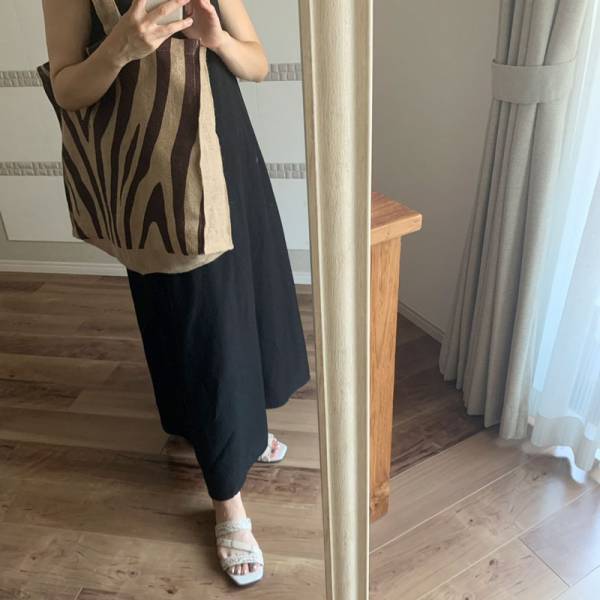 楽ちんワンピースの足元に女性らしさを ビーサン感覚で履ける綺麗めサンダル[PR]