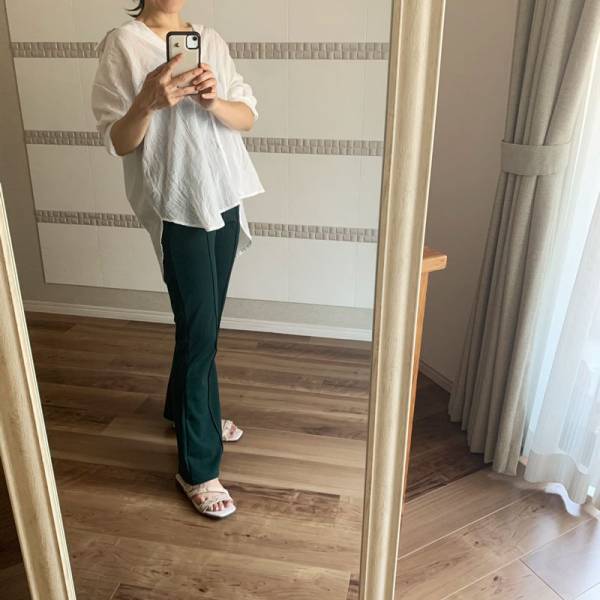 楽ちんワンピースの足元に女性らしさを ビーサン感覚で履ける綺麗めサンダル[PR]