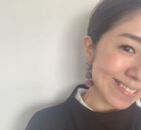 楽ちんワンピースの足元に女性らしさを ビーサン感覚で履ける綺麗めサンダル[PR]