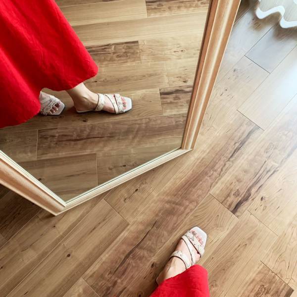 楽ちんワンピースの足元に女性らしさを ビーサン感覚で履ける綺麗めサンダル[PR]