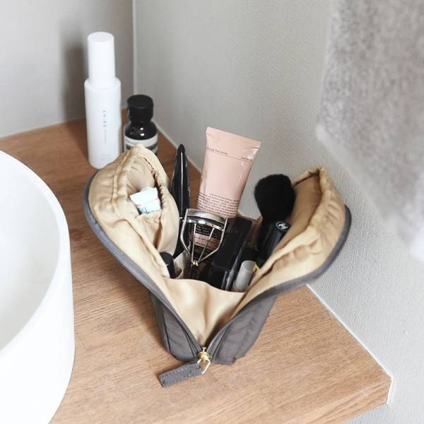 どれを選ぶ？高評価レビュー続出「ガバッと開く化粧ポーチ」全3タイプ使い方ガイド！[PR]