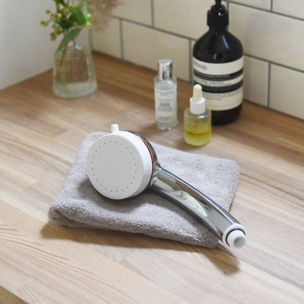 毛穴もメイクもあふれるミストでスッキリ洗浄。話題の美容シャワーヘッド登場！[PR]