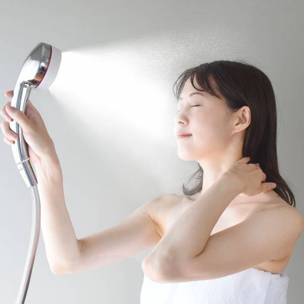 毛穴もメイクもあふれるミストでスッキリ洗浄。話題の美容シャワーヘッド登場！[PR]