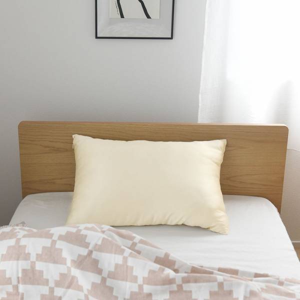 ぐっすり夢の中でヘアケア習慣。パサつく髪の悩みに、シルク100％枕カバー新登場[PR]