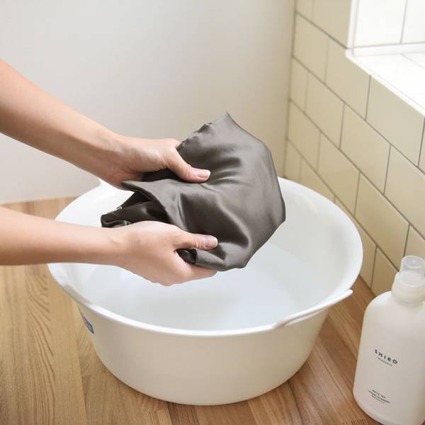 ぐっすり夢の中でヘアケア習慣。パサつく髪の悩みに、シルク100％枕カバー新登場[PR]