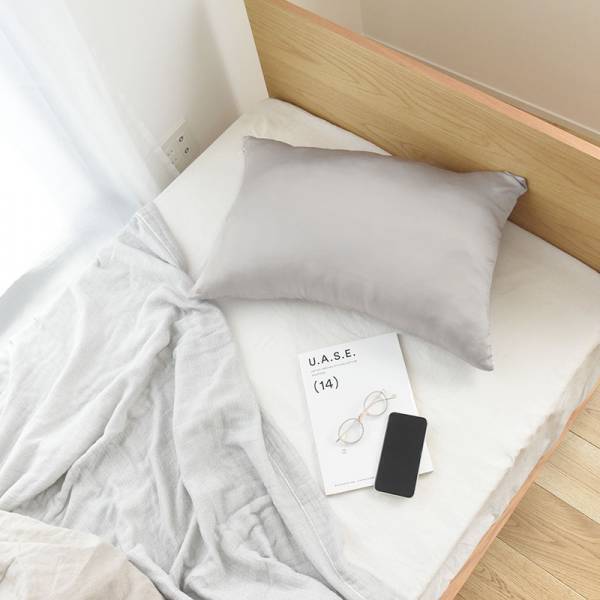 ぐっすり夢の中でヘアケア習慣。パサつく髪の悩みに、シルク100％枕カバー新登場[PR]