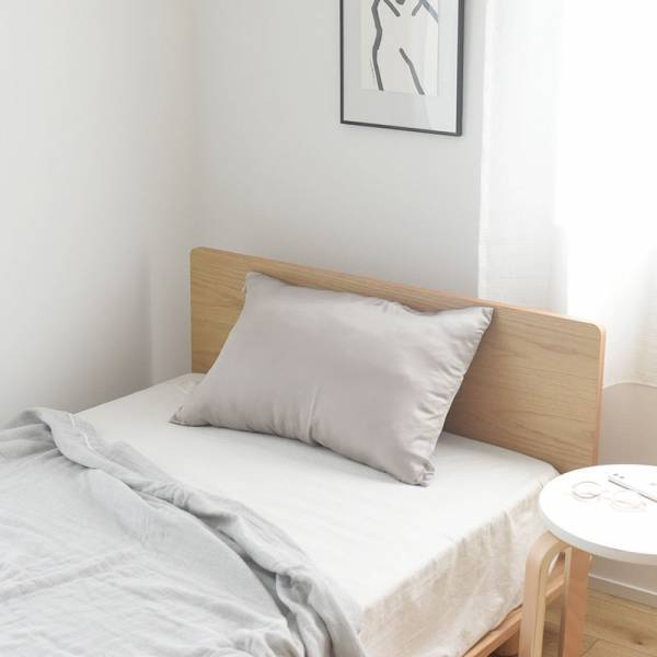 ぐっすり夢の中でヘアケア習慣。パサつく髪の悩みに、シルク100％枕カバー新登場[PR]