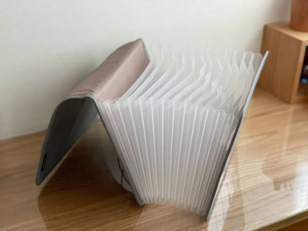 これで解決！暮らし仕事がはかどる「がばっと開いて見やすい 書類収納ケース」活用法。[PR]