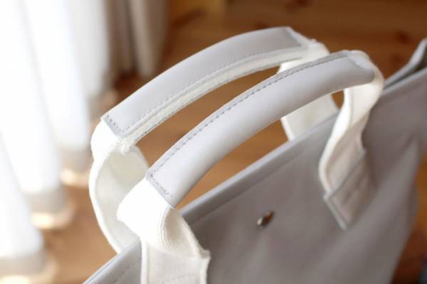 子育てママのよそゆきシーンに。大人の女性が持ちたくなる「舟形ナイロントート」[PR]