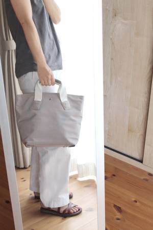 子育てママのよそゆきシーンに。大人の女性が持ちたくなる「舟形ナイロントート」[PR]