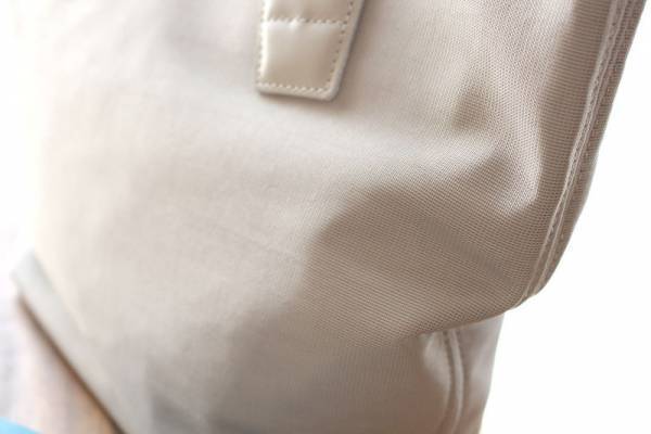 子育てママのよそゆきシーンに。大人の女性が持ちたくなる「舟形ナイロントート」[PR]