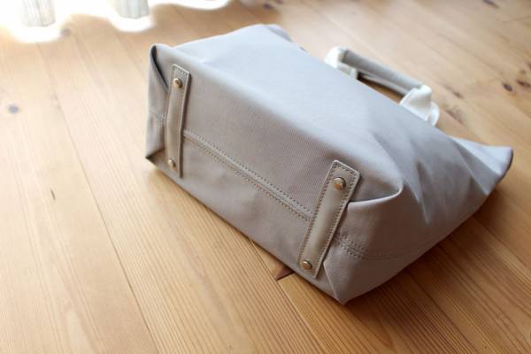 子育てママのよそゆきシーンに。大人の女性が持ちたくなる「舟形ナイロントート」[PR]