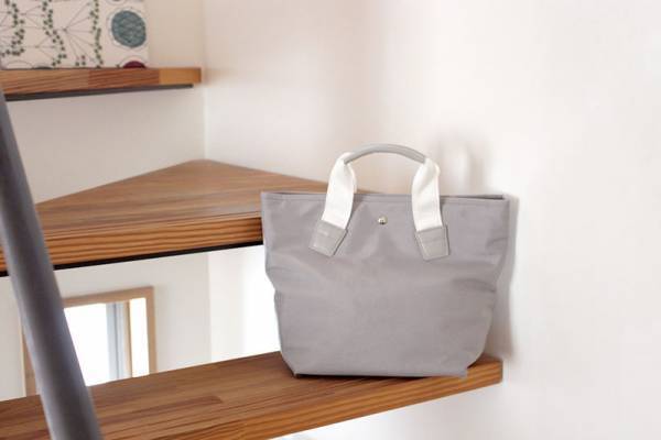 子育てママのよそゆきシーンに。大人の女性が持ちたくなる「舟形ナイロントート」[PR]