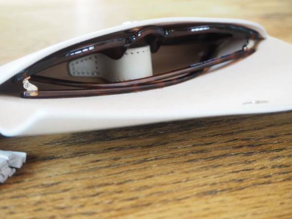 バッグの中でかさばらない！メガネ、サングラスに定位置を作れる「ラムレザー タッセル付 メガネケース」[PR]