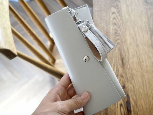 バッグの中でかさばらない！メガネ、サングラスに定位置を作れる「ラムレザー タッセル付 メガネケース」[PR]