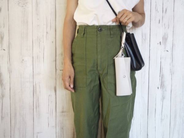 バッグの中でかさばらない！メガネ、サングラスに定位置を作れる「ラムレザー タッセル付 メガネケース」[PR]