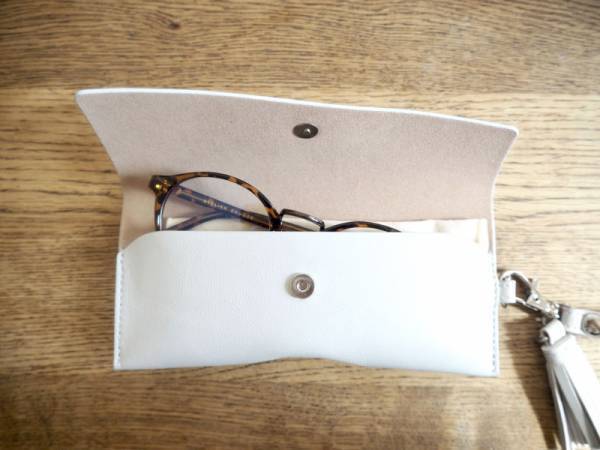 バッグの中でかさばらない！メガネ、サングラスに定位置を作れる「ラムレザー タッセル付 メガネケース」[PR]