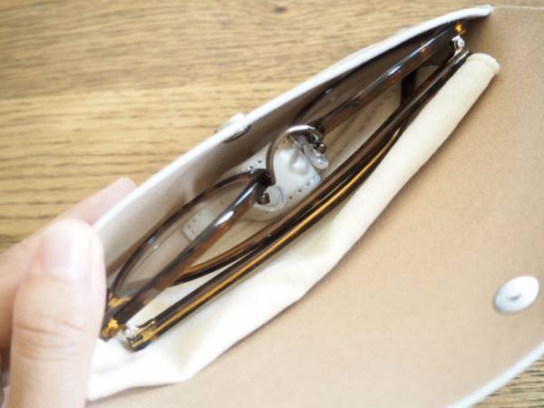 バッグの中でかさばらない！メガネ、サングラスに定位置を作れる「ラムレザー タッセル付 メガネケース」[PR]