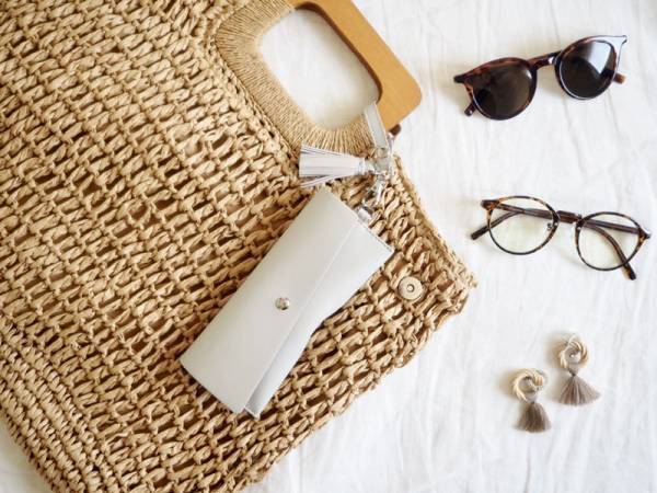 バッグの中でかさばらない！メガネ、サングラスに定位置を作れる「ラムレザー タッセル付 メガネケース」[PR]