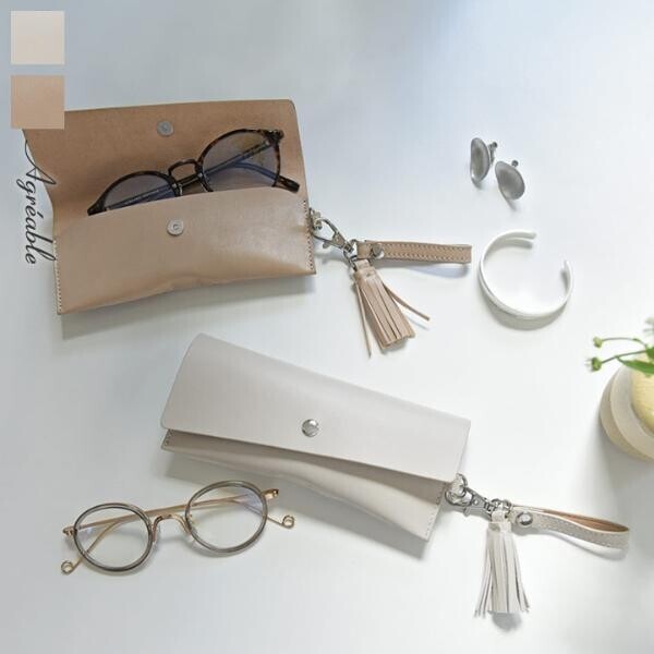 バッグの中でかさばらない！メガネ、サングラスに定位置を作れる「ラムレザー タッセル付 メガネケース」[PR]