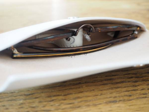 バッグの中でかさばらない！メガネ、サングラスに定位置を作れる「ラムレザー タッセル付 メガネケース」[PR]