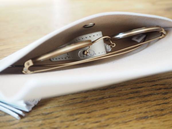 バッグの中でかさばらない！メガネ、サングラスに定位置を作れる「ラムレザー タッセル付 メガネケース」[PR]