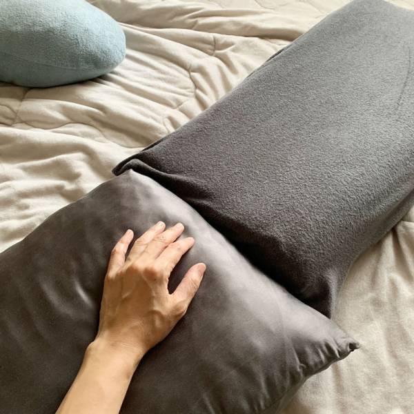 睡眠時間が美容タイムに！？「シルク枕」で叶える、寝ている間の美髪習慣。[PR]