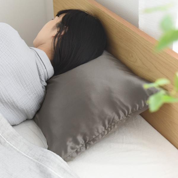 睡眠時間が美容タイムに！？「シルク枕」で叶える、寝ている間の美髪習慣。[PR]
