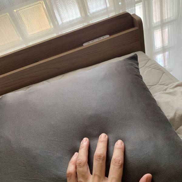 睡眠時間が美容タイムに！？「シルク枕」で叶える、寝ている間の美髪習慣。[PR]