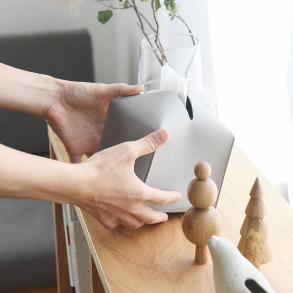 いつものティッシュが上品インテリアに。bon momentからレザー調ケース新登場[PR]