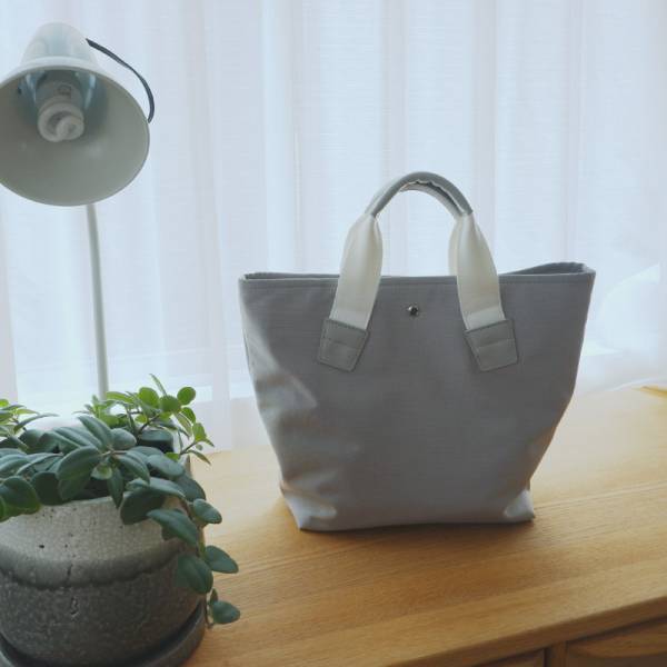 大人が持つのにちょうどいい、持つ人を選ばない「一目惚れ」ならぬ「二目惚れ」バッグ[PR]