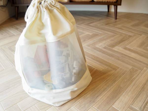3歳児でも片付けられた！ リビングに散らばったおもちゃがスッキリ片付く「中身が見えるおもちゃ収納袋」