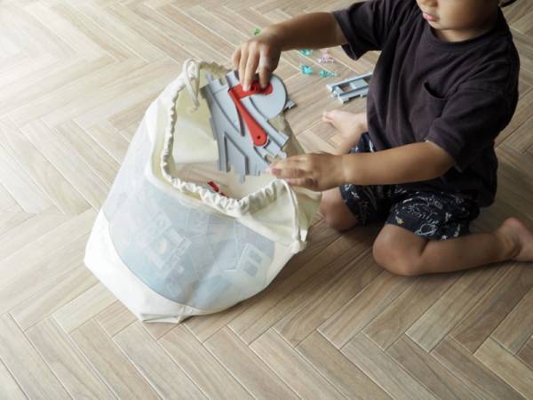 3歳児でも片付けられた！ リビングに散らばったおもちゃがスッキリ片付く「中身が見えるおもちゃ収納袋」