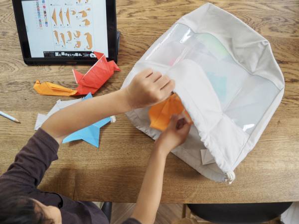 3歳児でも片付けられた！ リビングに散らばったおもちゃがスッキリ片付く「中身が見えるおもちゃ収納袋」