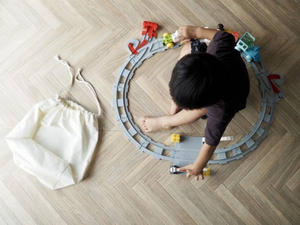 3歳児でも片付けられた！ リビングに散らばったおもちゃがスッキリ片付く「中身が見えるおもちゃ収納袋」