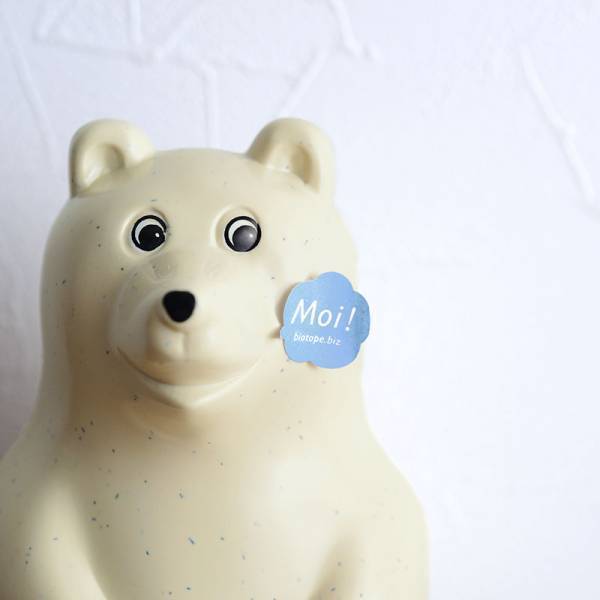 北欧フィンランドの「白くま貯金箱」、2022年マフラー付きが限定入荷！[PR]