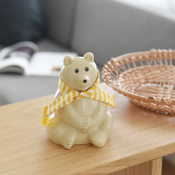 北欧フィンランドの「白くま貯金箱」、2022年マフラー付きが限定入荷！[PR]