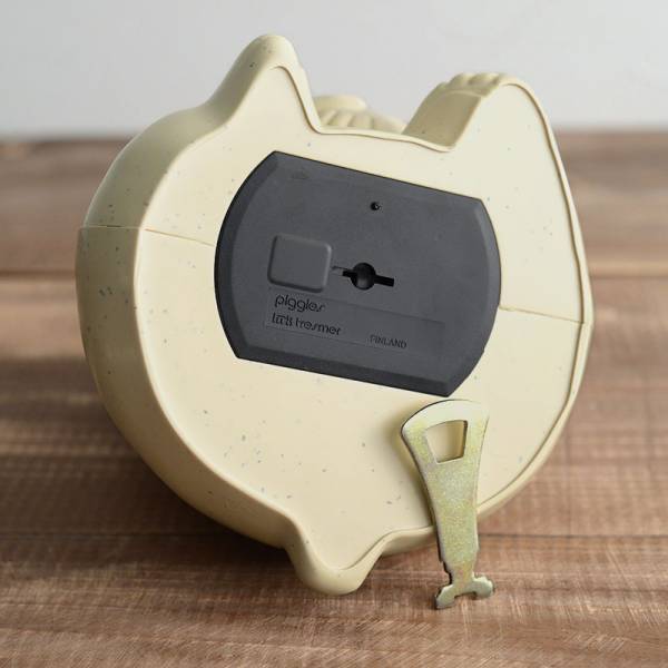 北欧フィンランドの「白くま貯金箱」、2022年マフラー付きが限定入荷！[PR]