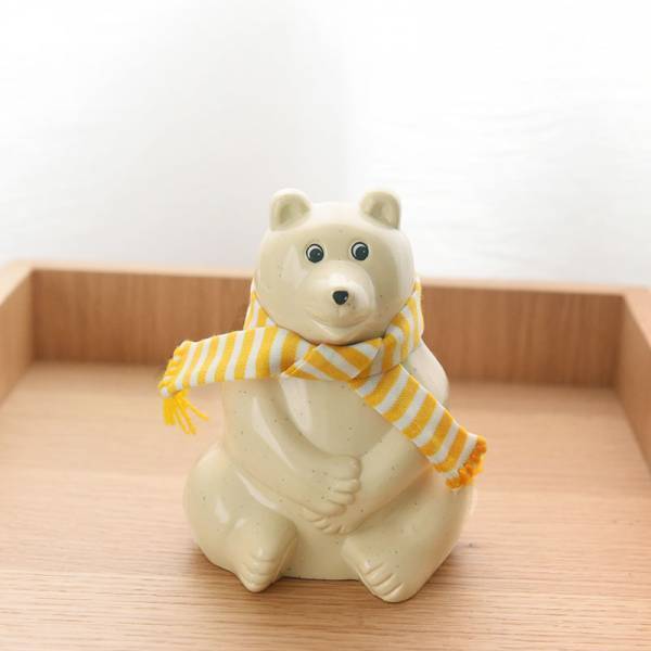 北欧フィンランドの「白くま貯金箱」、2022年マフラー付きが限定入荷！[PR]