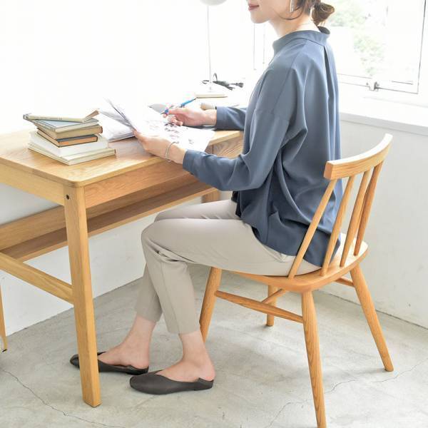 足元から秋の装いを。夏から秋と、季節をつないでくれるスリットデザインパンプス【スタッフコーデ集】[PR]