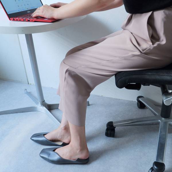 足元から秋の装いを。夏から秋と、季節をつないでくれるスリットデザインパンプス【スタッフコーデ集】[PR]