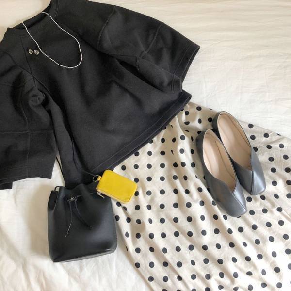 足元から秋の装いを。夏から秋と、季節をつないでくれるスリットデザインパンプス【スタッフコーデ集】[PR]